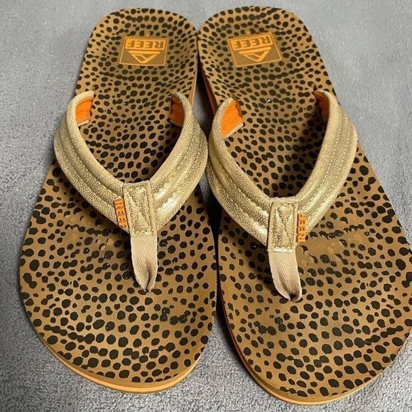 Reef Kids Ahi Flip Flops in metallic with animal print footbed. Size 6 - Picture 3 of 7